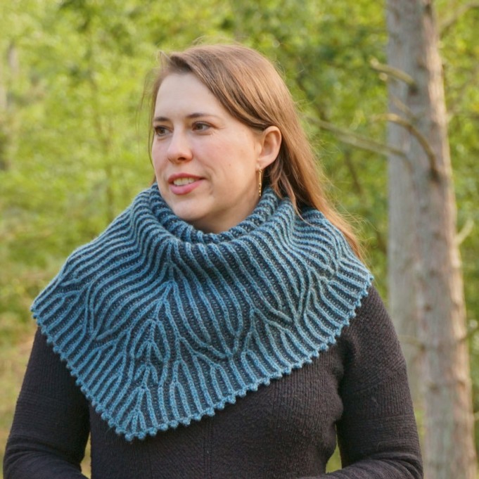 A triangular, two-colored Brioche shawl with a fun stitch pattern that resembles roots.